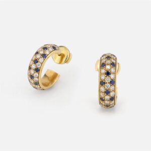 par de brincos em ouro amarelo com diamantes e safiras azuis coleção fancy da Leitão & Irmão