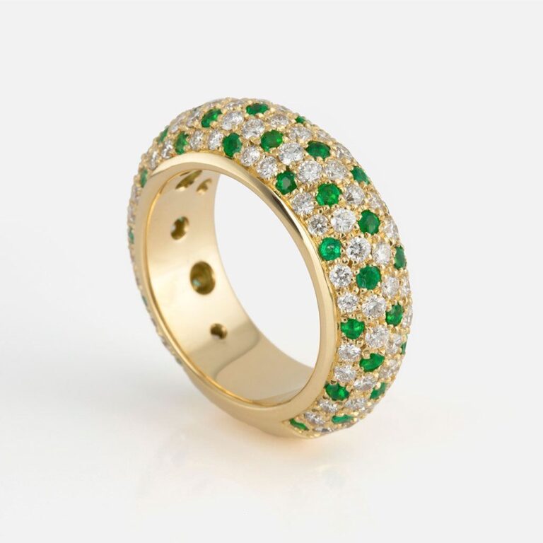 Anel em ouro amarelo com diamantes e esmeraldas coleção fancy da Leitão & Irmão