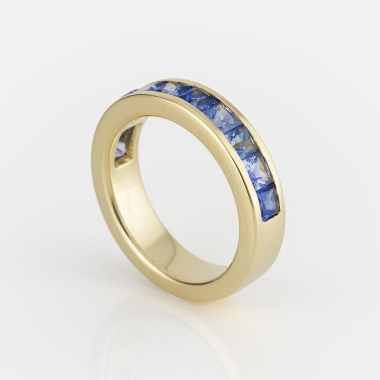 Anel memórias em ouro amarelo com safiras azuis da Leitão & Irmão
