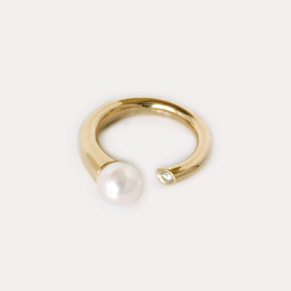 Anel com a aplicação de 1 diamante e de uma pérola akoya em ouro da Leitão & Irmão
