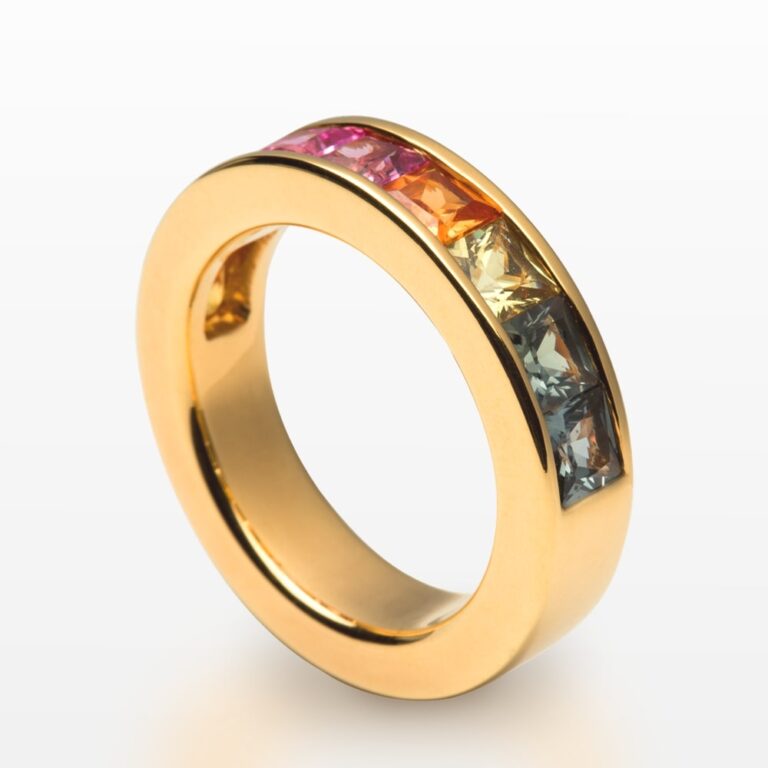 Anel memórias em ouro amarelo com mix de safiras da Leitão & Irmão