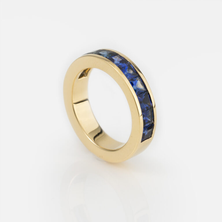 Anel memórias em ouro amarelo com safiras da Leitão & Irmão