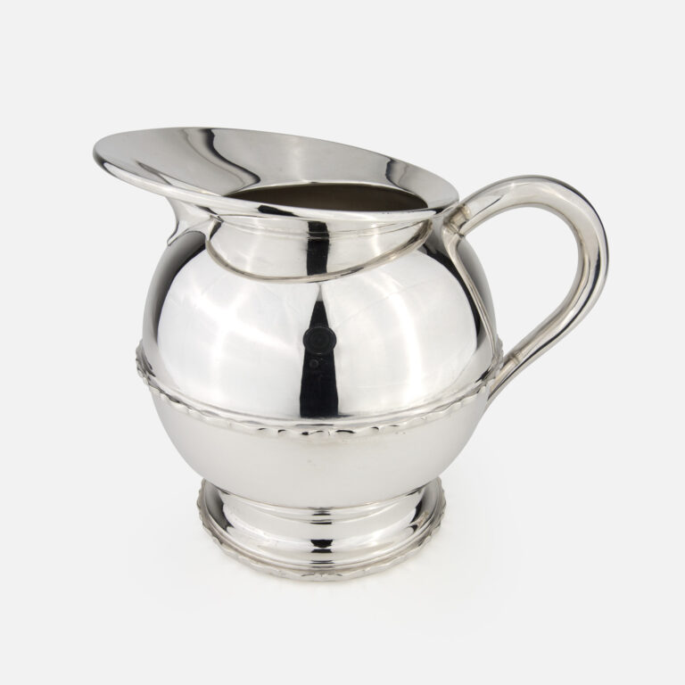 Jarro de água em prata com fita ao centro da Leitão & Irmão