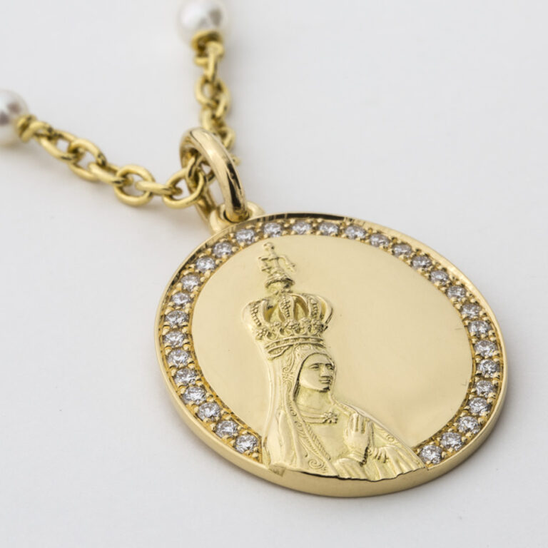 Medalha Novo Milénio em ouro diamantes e perolas da leitão & Irmão