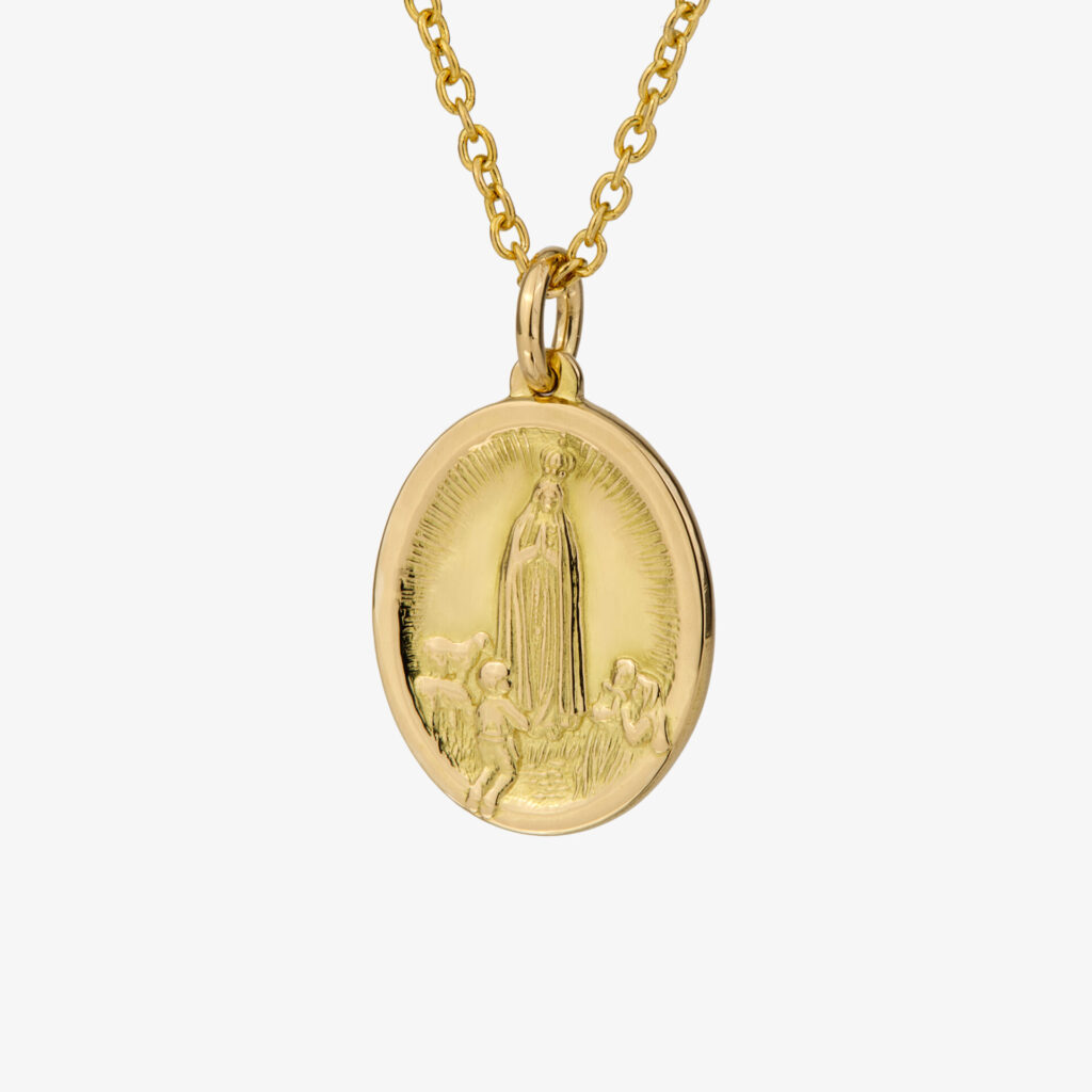 Medalha e fio Nossa Senhora de Fátima Três pastorinhos em ouro da Leitão & Irmão