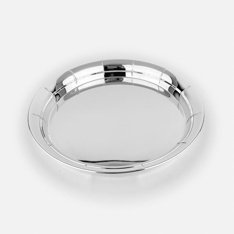 Salva redonda com baixos relevos em prata da leitão & Irmão