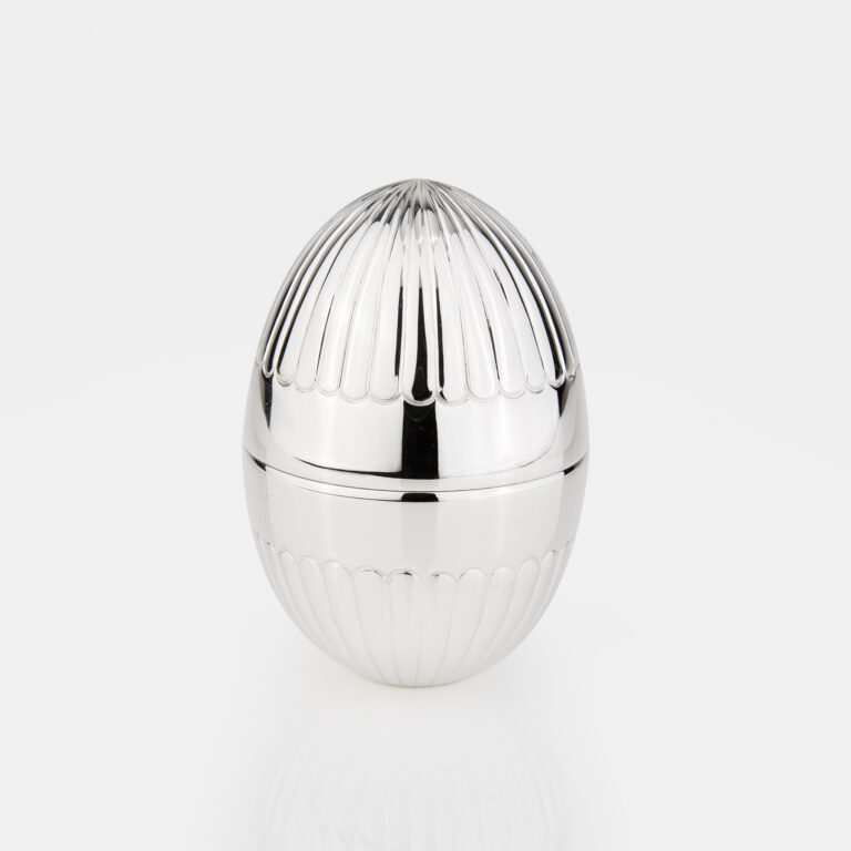 Ovo em prata com motivo império da Leitão & Irmão