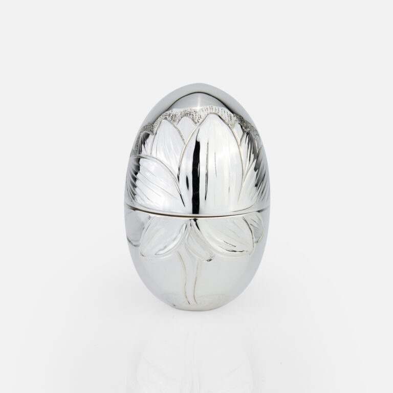 Ovo em prata com motivo flor de lotus da Leitão & Irmão