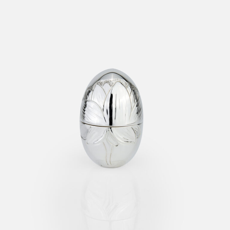 Ovo mini em prata com motivo flor de lotus da Leitão & Irmão