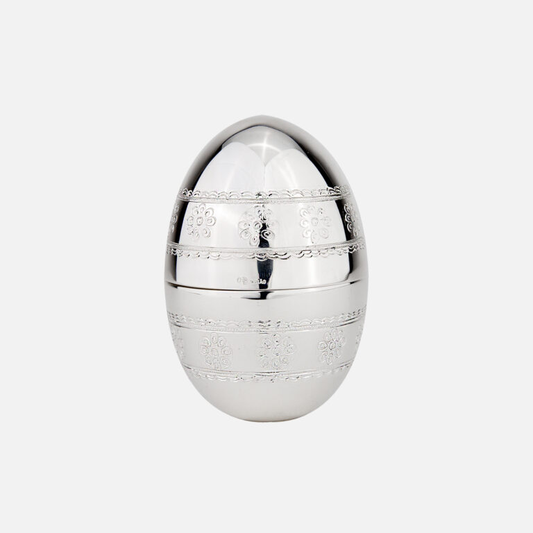 Ovo em prata com motivo bordado da Leitão & Irmão