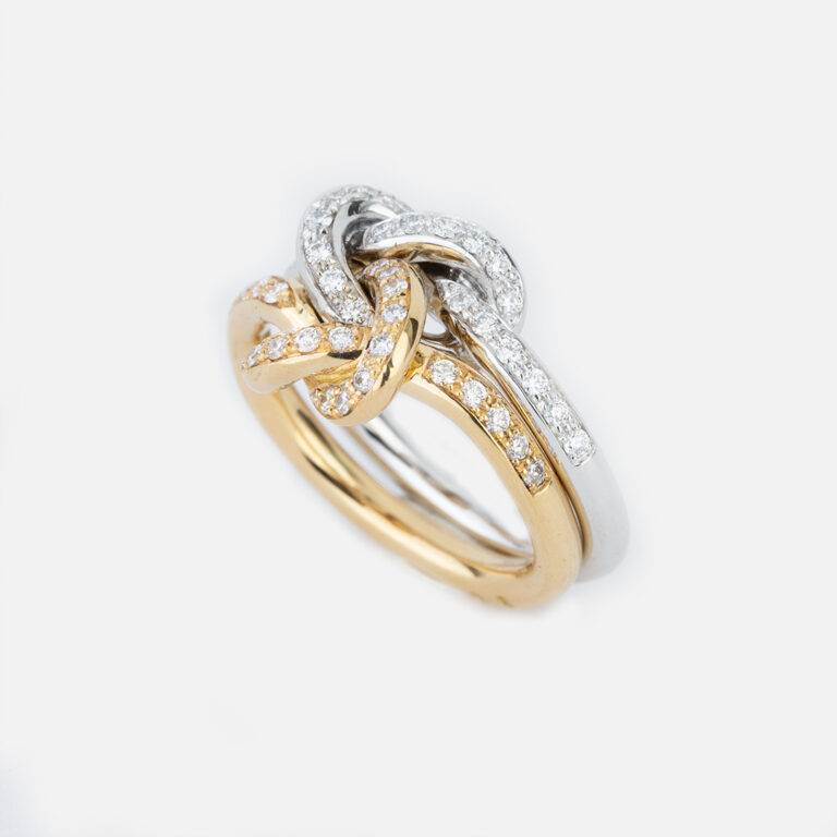 Anel em ouro branco e ouro amarelo com diamantes da coleção knot me da leitão & Irmão