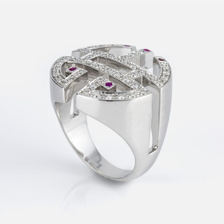 Anel longevidade em ouro, diamantes e rubis da coleção oriente da Leitão & Irmão