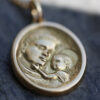 medalha e fio Santo António em ouro e diamantes da Leitão & Irmão