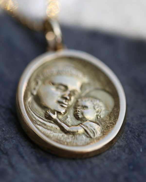 medalha e fio Santo António em ouro e diamantes da Leitão & Irmão