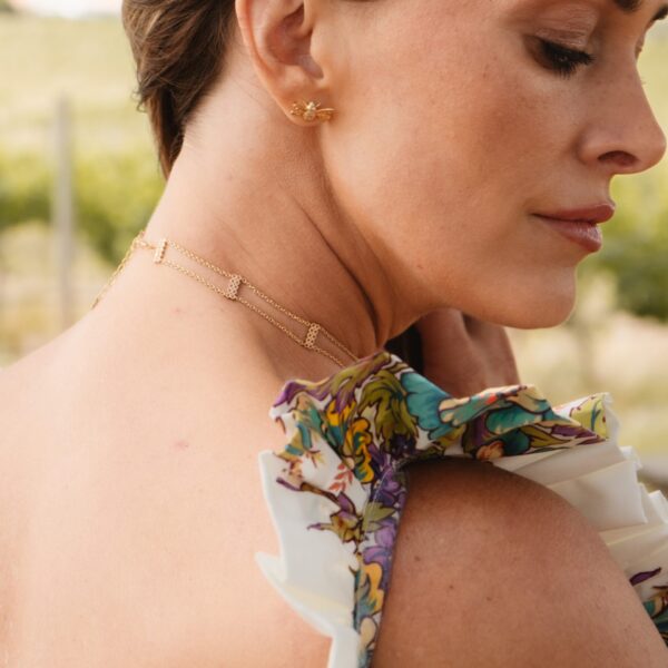 Choker em ouro e rubis e brincos em forma de abelha em ouro e diamantes da coleção Find your star da Leitão & Irmão X Débora Montenegro