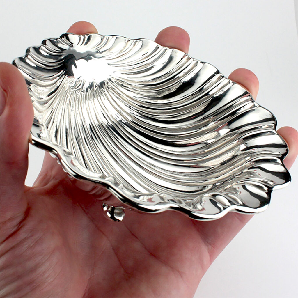 Concha de batizado com pés em prata da Leitão & Irmão