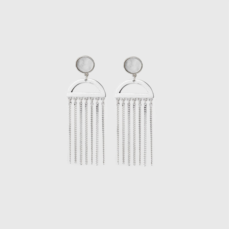 Par de brincos compridos e madre pérola em prata da Leitão & Irmão