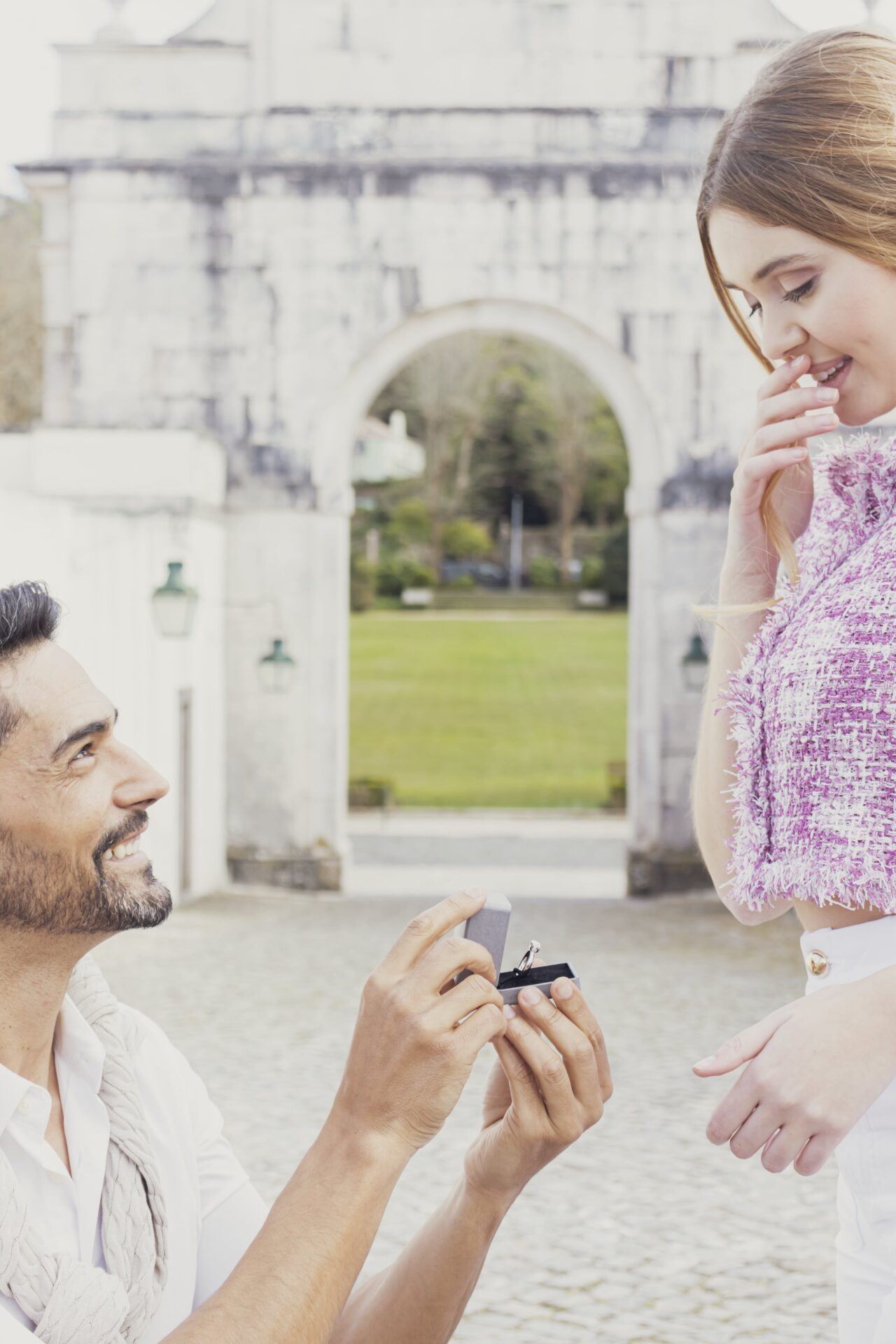 Modelo com anel princess da leitão & Irmão