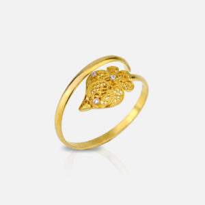 Anel uma volta com coração de filigrana na extremidade, em ouro e diamantes da Leitão & Irmão.