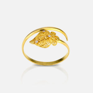 Anel uma volta com coração de filigrana na extremidade, em ouro e diamantes da Leitão & Irmão.