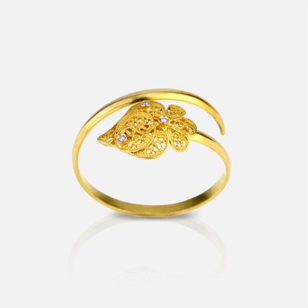 Anel uma volta com coração de filigrana na extremidade, em ouro e diamantes da Leitão & Irmão.