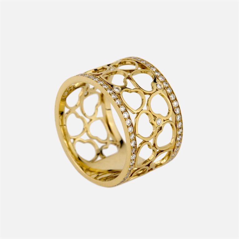 Anel em ouro amarelo com aplicação de diamantes da coleção Love story Leitão & Irmão