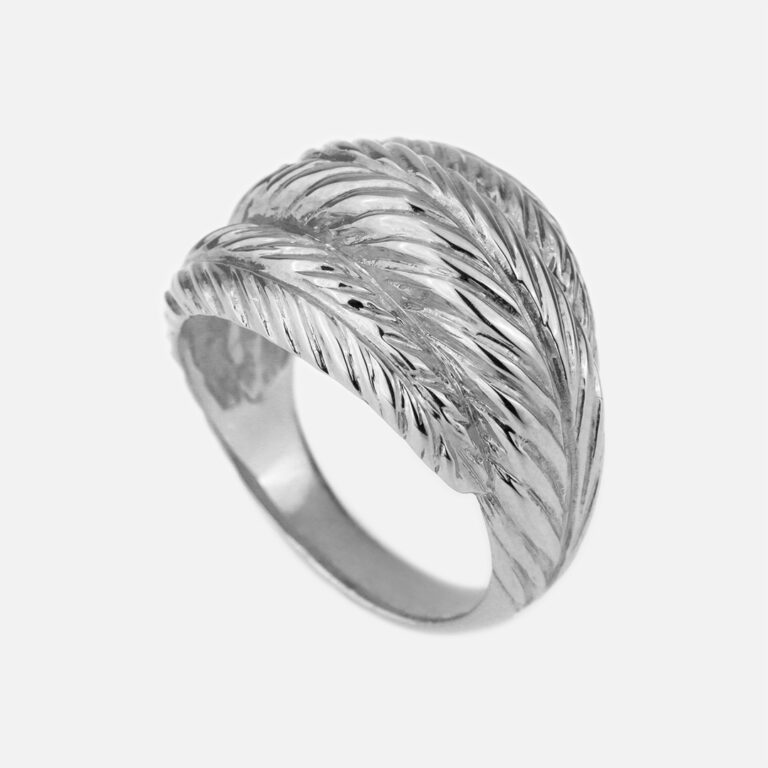 Anel com relevo de plumas em ouro branco da Leitão & Irmão