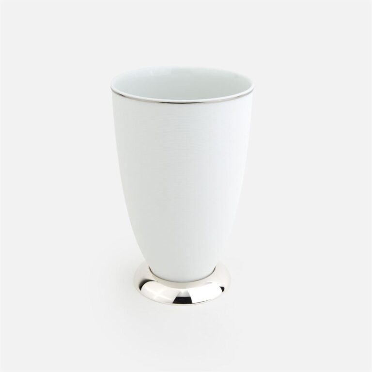 Jarra branca riscada em porcelana biscuit e em prata da Leitão & Irmão