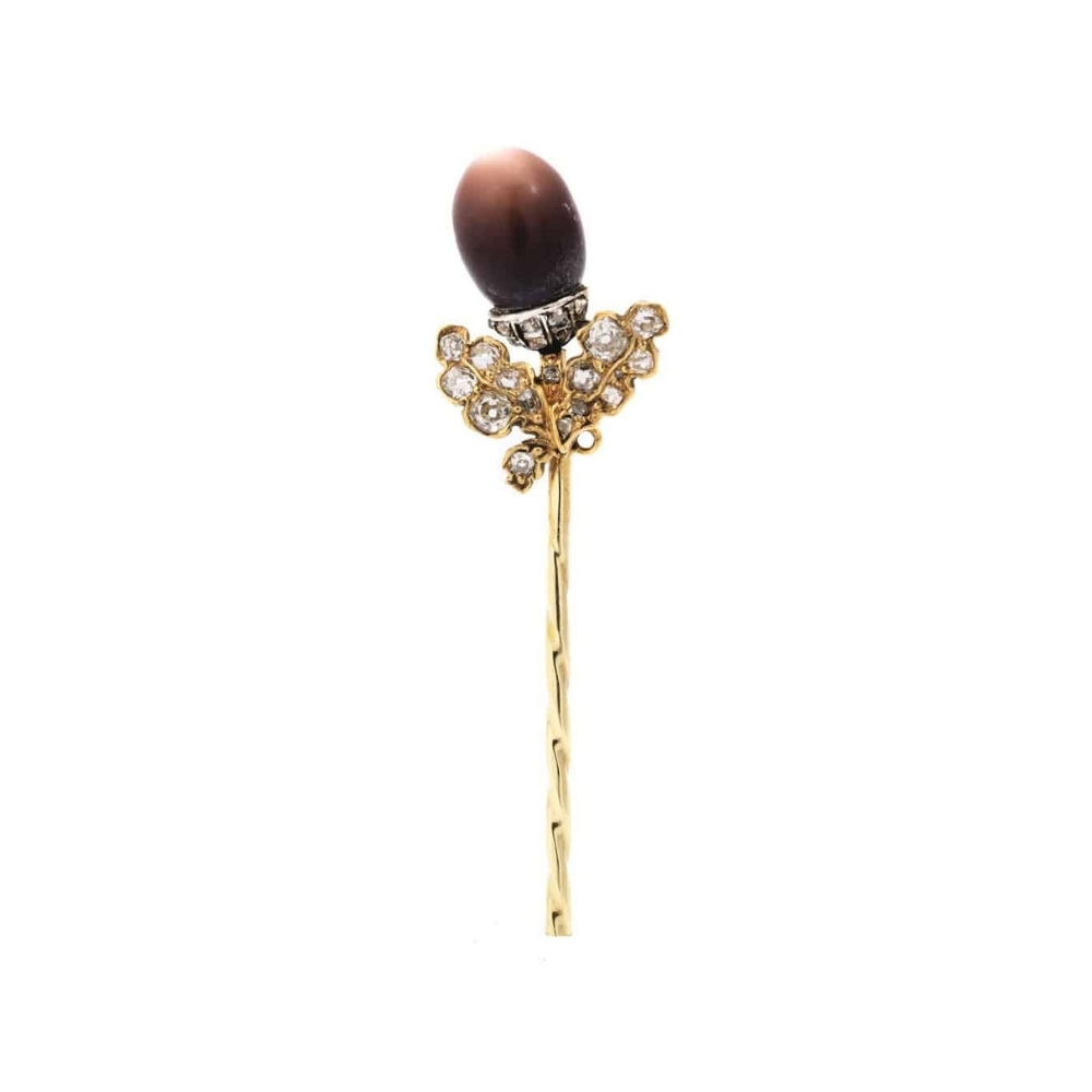 Alfinete de gravata «bolota». França ou Portugal, séc. XIX (3.º quartel). Pérola de amêijoa (Veneridae), diamantes, ouro, prata.