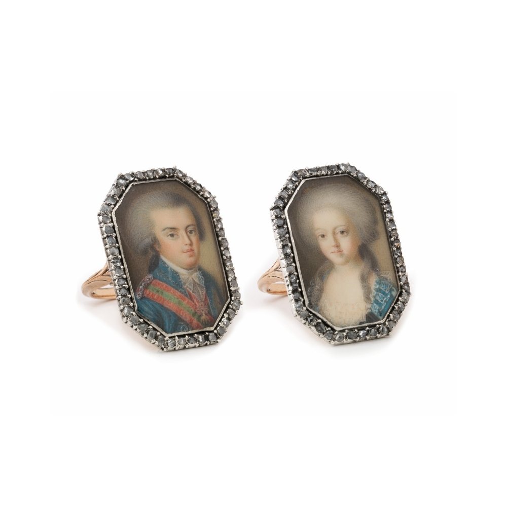 Par de anéis com miniaturas dos príncipes D. João e D. Carlota Joaquina, com estojo. Portugal, Lisboa, séc. XVIII (final). Portugal, Lisboa, séc. XVIII (final). Diamantes, pintura sobre marfim, vidro, ouro, prata (anéis).