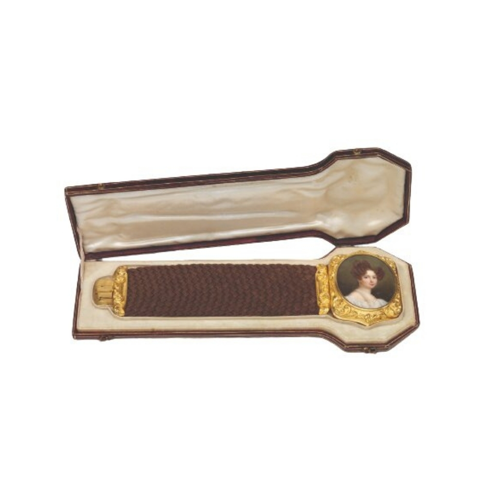 Pulseira com miniatura da imperatriz do Brasil, D. Amélia de Beauharnais, com estojo.França, Paris, séc. XIX (2.º quartel). Cabelo, ouro, pintura sobre marfim, vidro (pulseira).