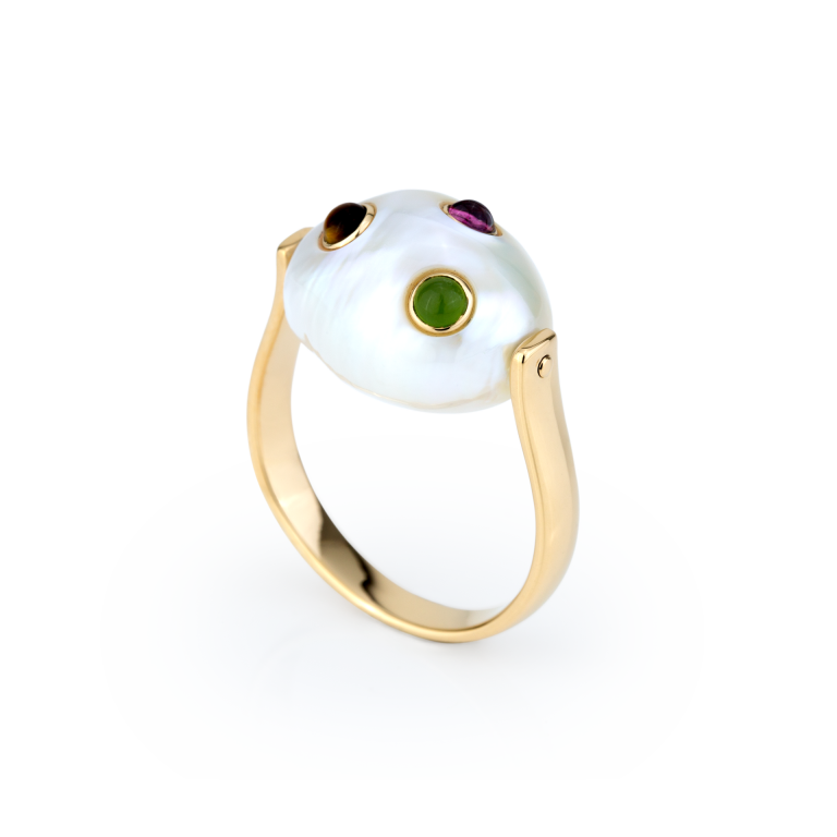 Anel Sacra em ouro 19,2K com pérola barroca, jade, turmalina rosa e olho-de-tigre da coleção Drop of Life da Leitão & Irmão.