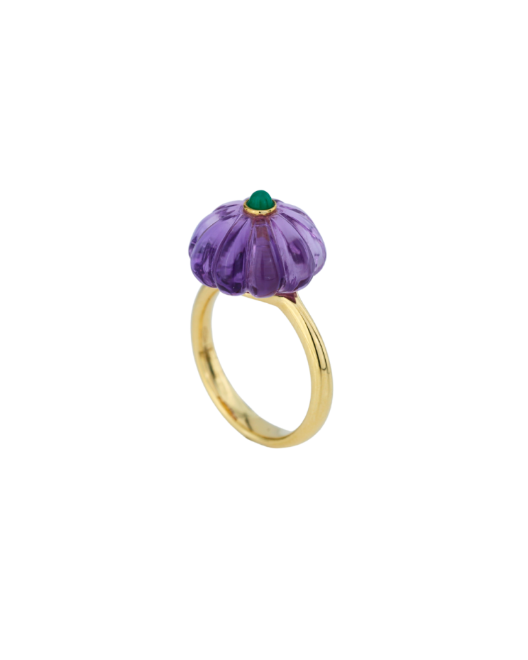 Anel Hibisco Amethyst da Coleção Flora em ouro 18K com ametista da Leitão & Irmão, inspirado nas formas orgânicas da flor de hibisco.