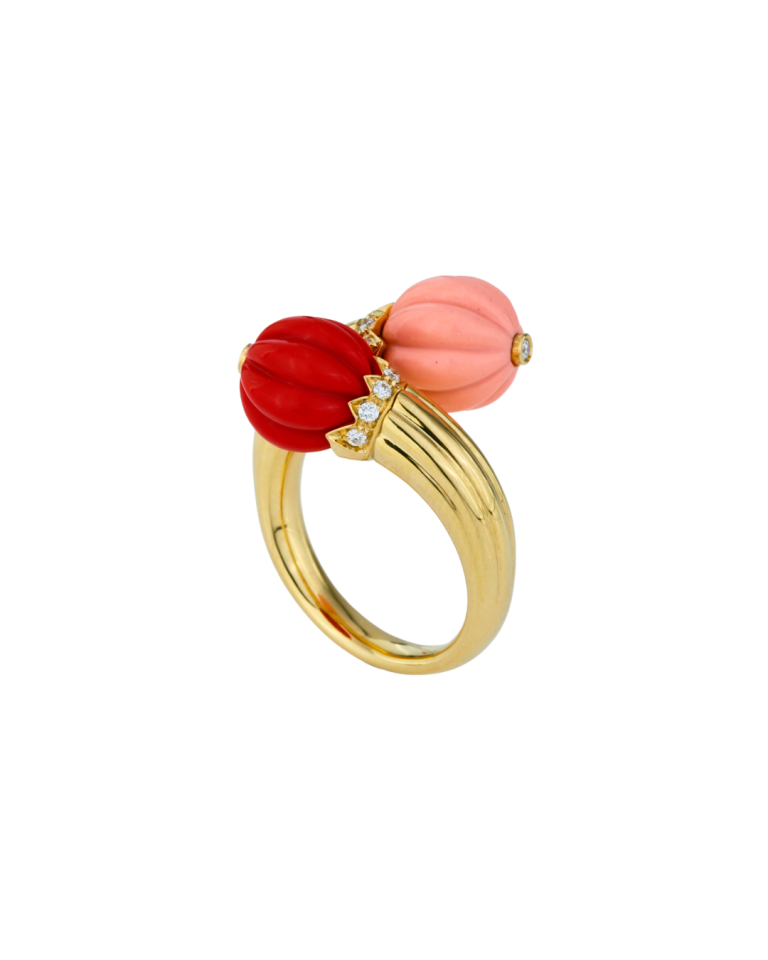 Anel Aracea da Coleção Flora em ouro 18K com jade da Leitão & Irmão, inspirado nas formas orgânicas das folhas e da natureza.