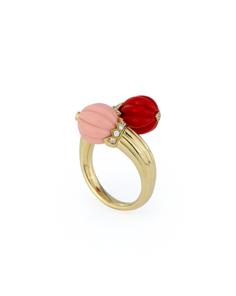 Anel Aracea em ouro 18K com corais e diamantes, da coleção Flora da Leitão & Irmão