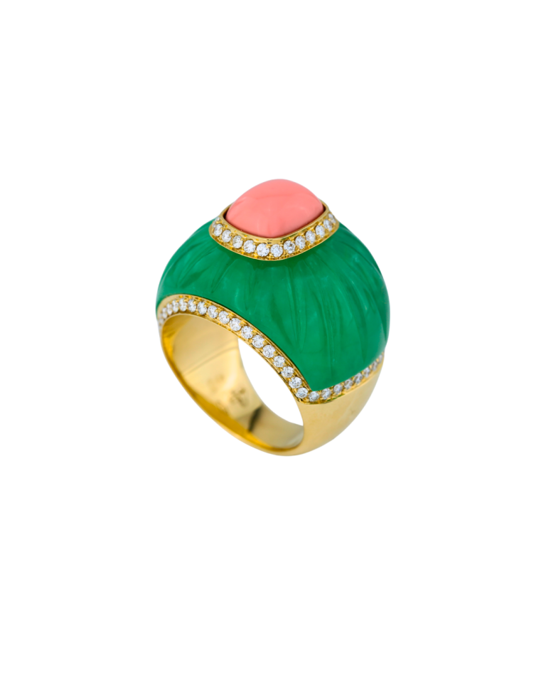 Anel Camelia da Coleção Flora em ouro 18K com diamantes da Leitão & Irmão, inspirado nas formas delicadas das pétalas de camélia.