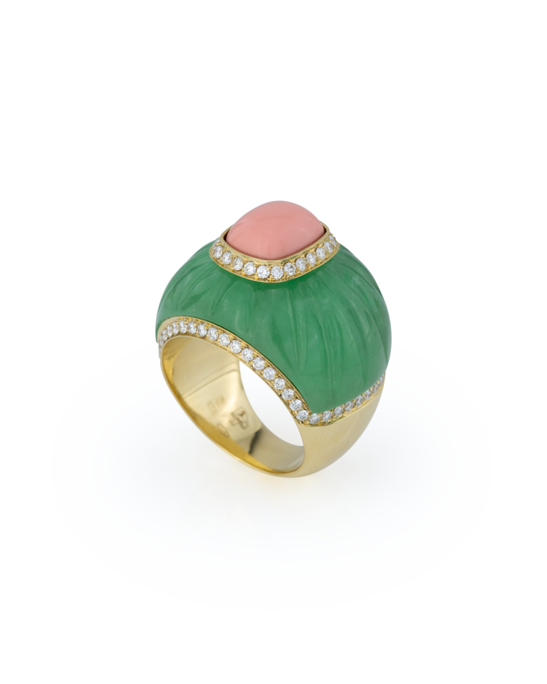 Anel Camelia em ouro 18K com jade, coral e diamantes, da coleção Flora da Leitão & Irmão
