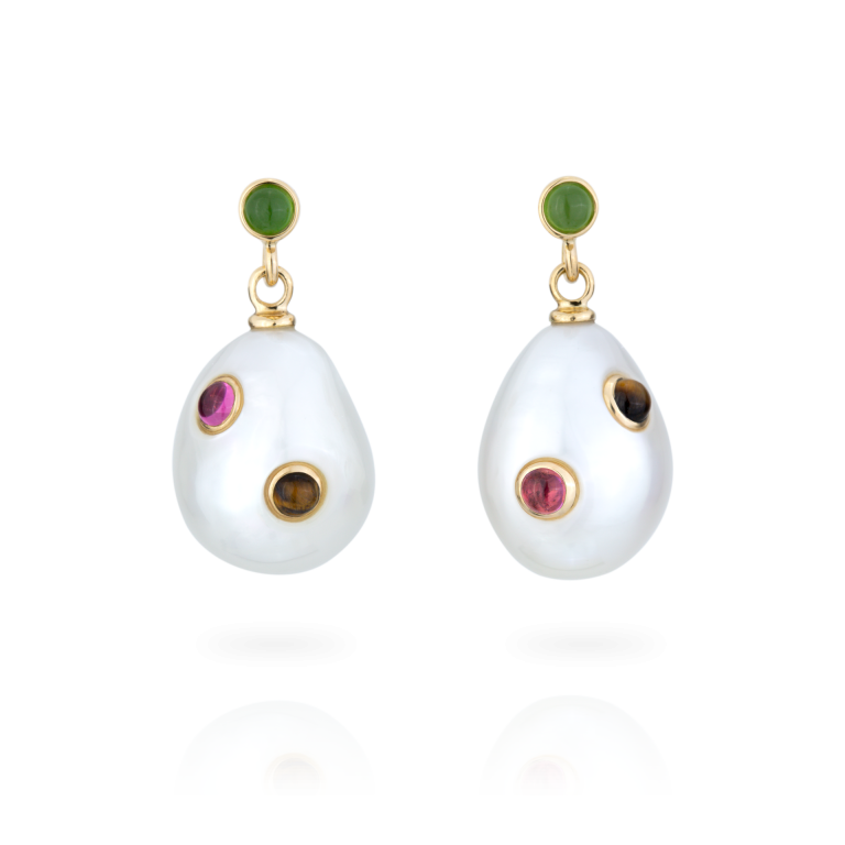 Par de Brincos Iris Jade em ouro 19,2K com pérolas barrocas naturais, jade, turmalina rosa e olho-de-tigre da coleção Drop of Life da Leitão & Irmão.