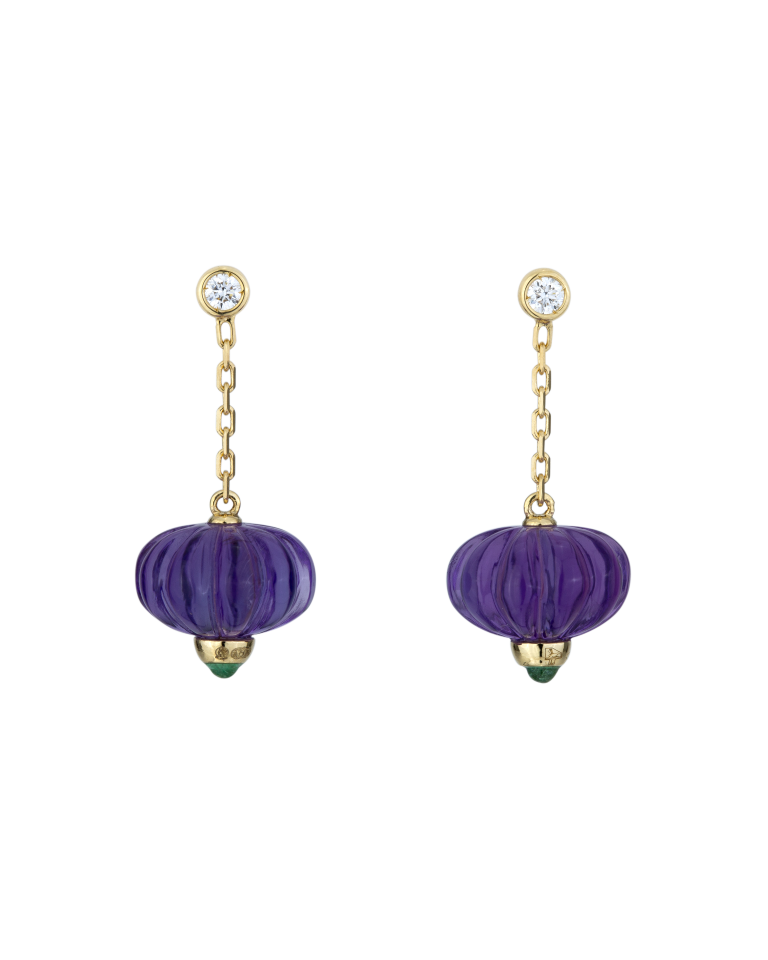 Brincos Primula Amethyst em ouro 18K com ametistas, esmeraldas e diamantes, da coleção Flora da Leitão & Irmão