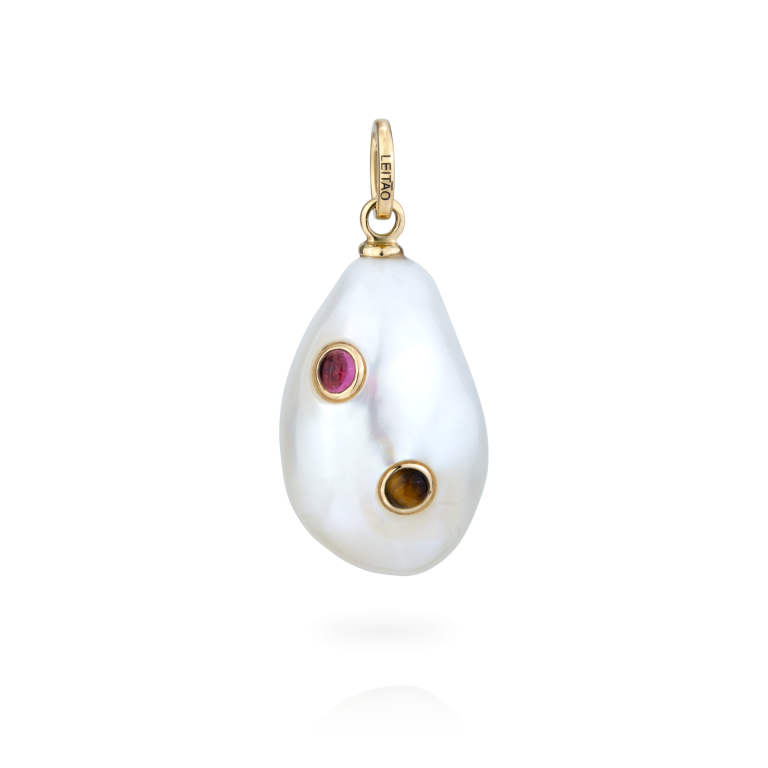 Pendente Battaglia Jade em ouro 19,2K com pérola barroca, jade, turmalina rosa e olho-de-tigre da coleção Drop of Life da Leitão & Irmão.